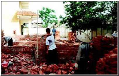 Ouvriers construisant l'école de Thanh Tri