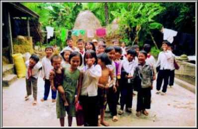 Enfants du village de Thach Trung près de Vinh